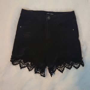 💞Women's Almost Famous High-waisted jean shorts with crocheted hem. Size 3💞